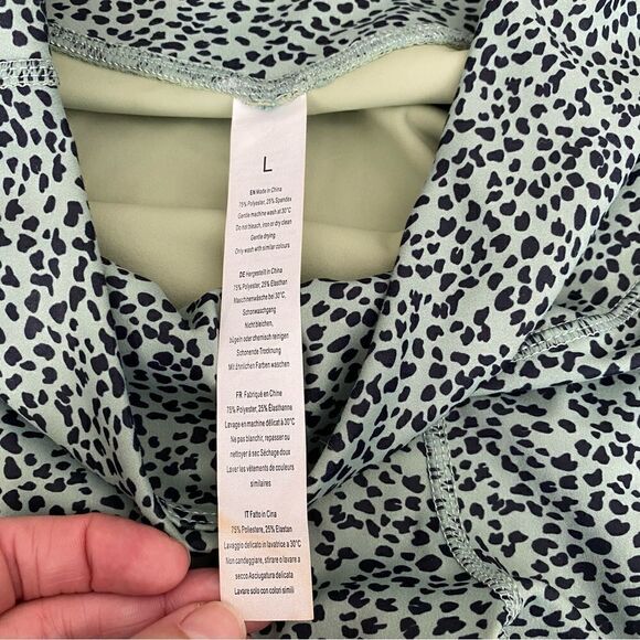 Bike Shorts Green Black Large Animal Print - Picture 4 of 4